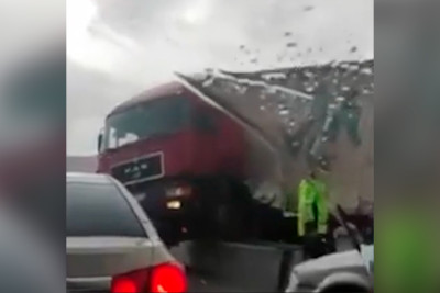 Səhər saatlarında Bakıda TIR qəzaya uğrayıb