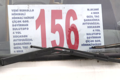 Bakıda 156 saylı avtobusun sərnişinləri qapılardan sallanaraq gedib