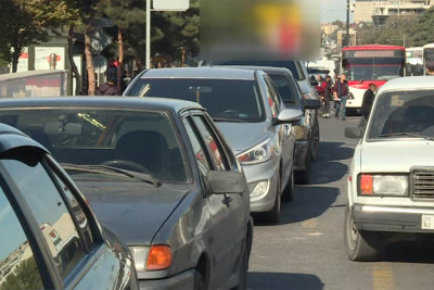 “8-ci kilometr” adlanan bazarın yaxınlığında mütəmadi reydlər keçirilsə də, sürücülər qaydaları pozaraq tıxac yaradırlar