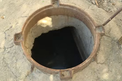 Bakıda məktəbin yaxınlığında olan su hovuzunun ağzı açıq qalıb