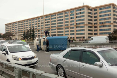 Buzovna qəsəbəsində yük avtomobili aşıb