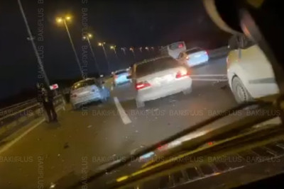 Aeroport yolunda “BMW” markalı avtomobil qəza törədib