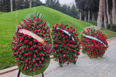 Məktəblilər ümummilli lider Heydər Əliyevin məzarını ziyarət ediblər