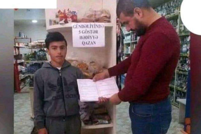 Ramanada 5 alan şagirdlər marketdən hədiyyə əldə edirlər