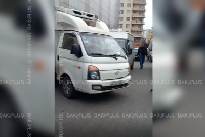 “28 Mall” ticarət mərkəzi piyada səkisini zəbt edib