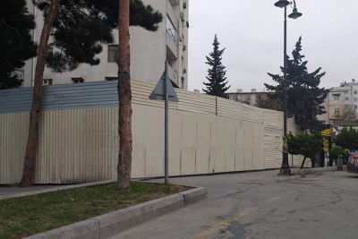 Bakıda doqquzmərtəbəli binanın yaxınlığındakı torpaq sahəsi hasarlanıb - YENİLƏNİB