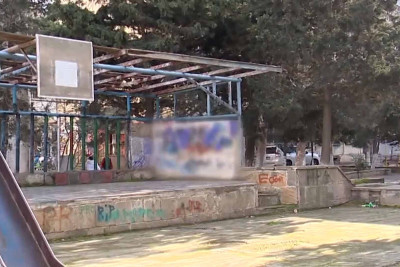 Yasamal rayonunda sovet dövründən qalan uşaq meydançaları yararsız hala düşüb