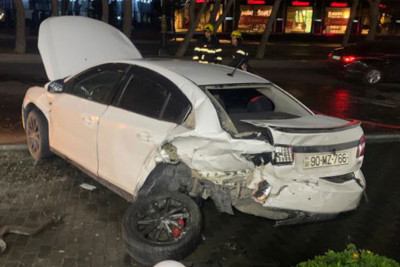 20 yaşlı “Prius” sürücüsü şəhərin mərkəzində qəza törədib: 3 nəfər ağır yaralanıb, maşın yanıb