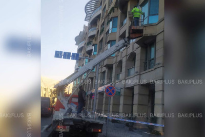 Şəhərin mərkəzində binanın daş üzlüyü piyada səkisinin üstünə düşüb