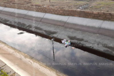 Binə qəsəbəsində yerləşən süni su kanalı tullantılarla doludur