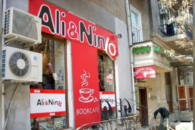 “Ali&Nino” kitab mağazaları gündəmdə: mağazanın ziyarətçisi kitabı niyə tərsinə tutub
