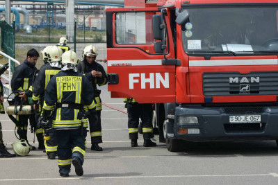 Bakıda binanın damından dəmir asılı vəziyyətdə qalıb: FHN əməkdaşları cəlb olunublar