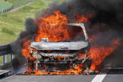 Bakıda maşın alovlanıb