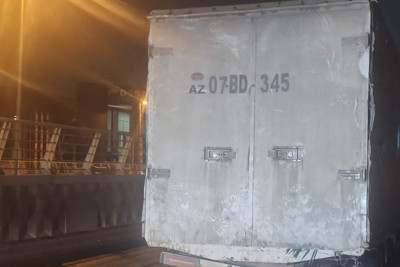 Ziya Bünyadov prospektində “Prius” ilə yük avtomobili toqquşub