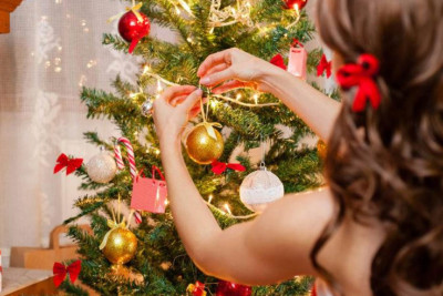 Bakıda Yeni il üçün “yolka” quraşdıran qız 6-cı mərtəbədən yıxılaq ölüb