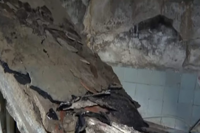 Şəhərin mərkəzində yerləşən yataqxana binası hər an çökə bilər