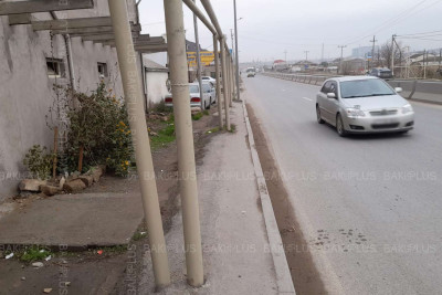 Xocəsən qəsəbəsində qaz borusu avtobus dayanacağını bağlayıb