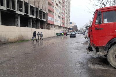 Əcəmi Naxçıvani küçəsində piyadalar yol boyu getməyə məcbur olurlar