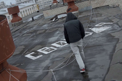 Bakıda gənc oğlan özünü binadan atıb