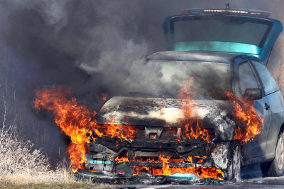 Xəzər rayonunda avtomobil yanıb