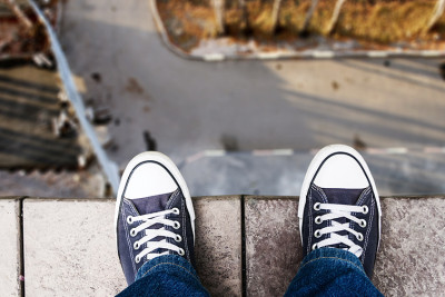 Bakıda gənc oğlan hündürlükdən düşüb