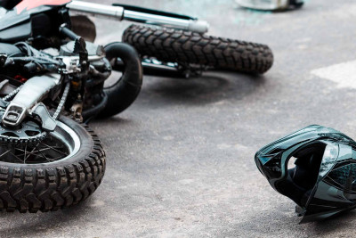 Xətaidə motosikletçi maneəyə çarpılıb