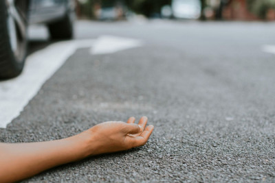 Bakıda avtobus kişini vuraraq, onun qolu üzərindən keçib