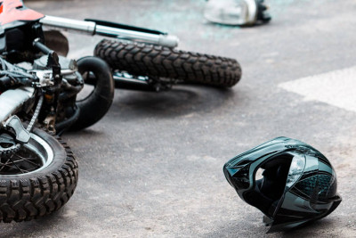 Nəsimi rayonunda avtomobillə motosiklet toqquşub