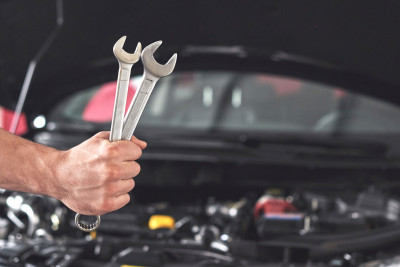 Bakıda sexdə avtomobil ustanın üzərinə aşıb