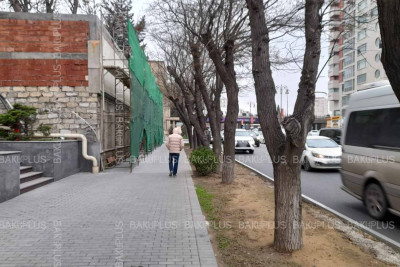 Tbilisi prospekti boyunca piyada səkisi təmir olunur