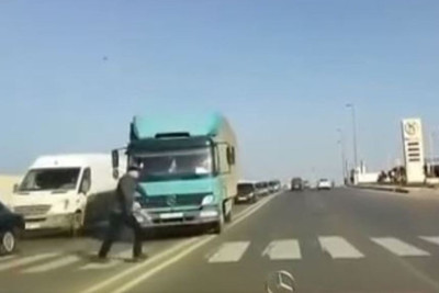 Paytaxtda yolu keçən piyada son anda həyatını ölümdən qurtarıb