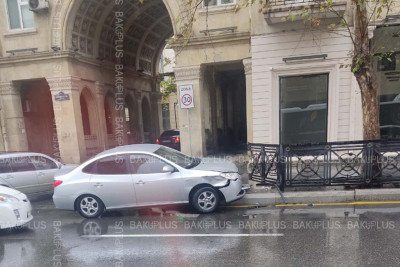 Azərbaycan prospektində “Hyundai” dəmir məhəccərə çarpılıb