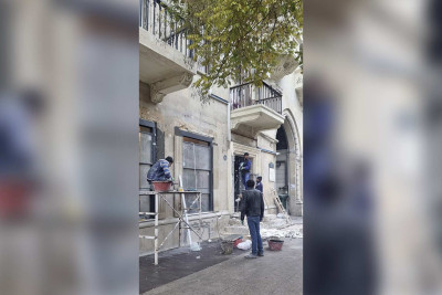 Bakıda memarlıq binasının fasadını zədələyiblər