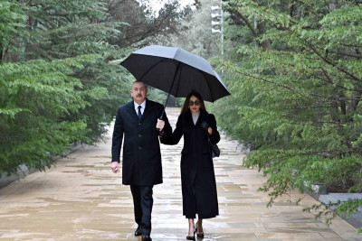 Prezident və birinci xanım Fəxri xiyabana gəliblər