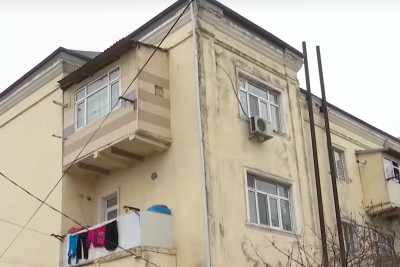 Suraxanı: 14 iyul küçəsində kanalizasiya daşaraq əraziyə axır