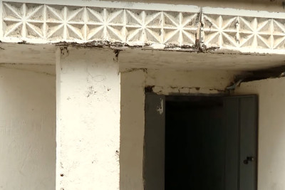 Yeni Günəşli: 9 mərtəbəli yaşayış binasının girişinə daş yağır