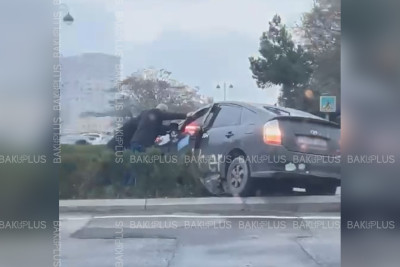 Tbilisi prospektində “Prius” qəzaya uğrayıb