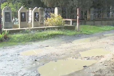 Yeni Günəşli massivində yerləşən qəbiristanlıq get-gedə torpağa qarışır