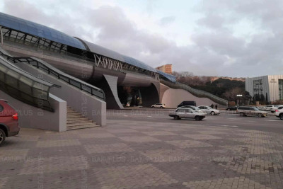 “Ukrayna” dairəsindəki yerüstü piyada keçidi sakinlərin işini asanlaşdırmır