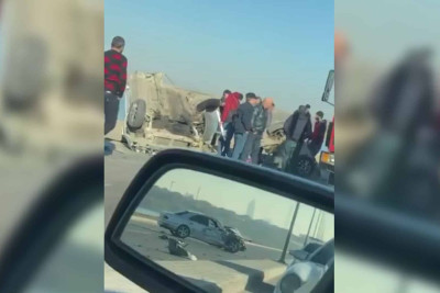 Böyükşor küçəsində baş verən qəzada avtomobil iki hissəyə parçalanıb