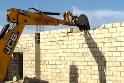 Pirşağı qəsəbəsində qanunsuz tikili sökülüb