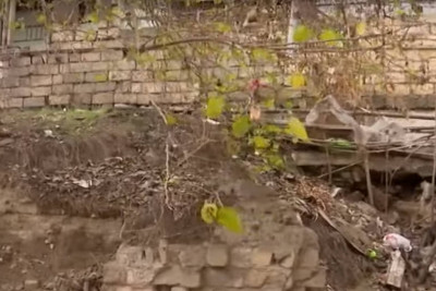 Bakıda məktəbin yaxınlığında olan divar hər an uça bilər