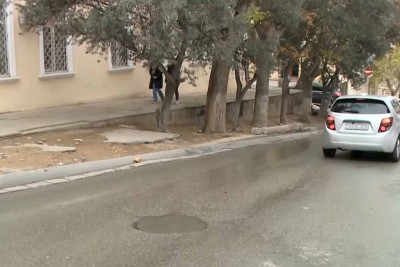 Bakıda yeraltı sular küçələrə axır