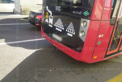 Neftçilər prospektində “BakuBus” qəzaya düşüb