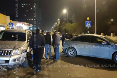 Nizami rayonunda minik avtomobili piyadaya yol verən avtomobilə çarpılıb