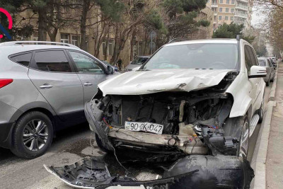 Montində “Mercedes” və “Ford Mustang” toqquşub