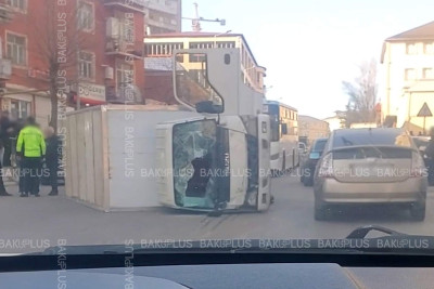 Yeni Yasamalda yük maşını aşıb