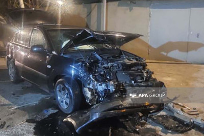 Bakıxanov qəsəbəsində avtomobil qaz xəttinə çarpılıb
