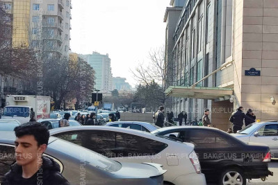 ADNSU-nun yaxınlığında yol örtüyü dəyişilib, piyadaların problemi isə həll olunmayıb