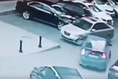 Bakıda dayanmış avtomobilə ziyan vuran “Toyota Prius”un sürücüsü həbs edilib - VİDEO
